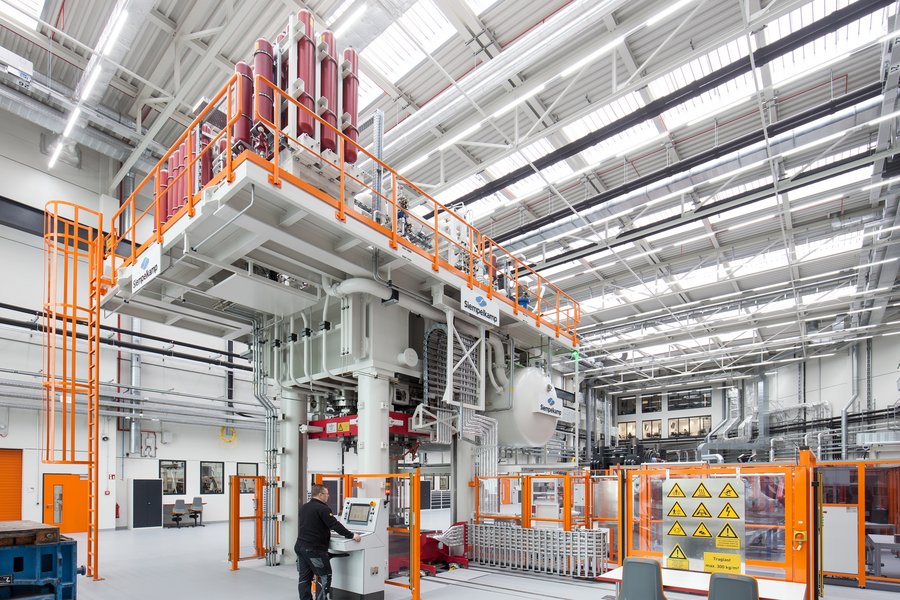 Hybridumformpresse im OHLF-Technikum.