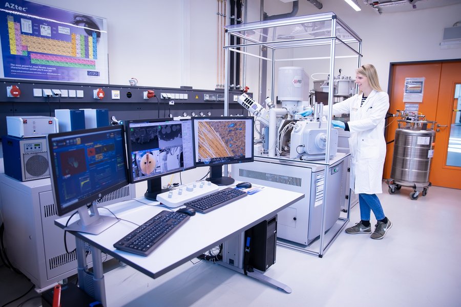 Mitarbeiterin im Labor zur Hochauflösenden Bildgebung.