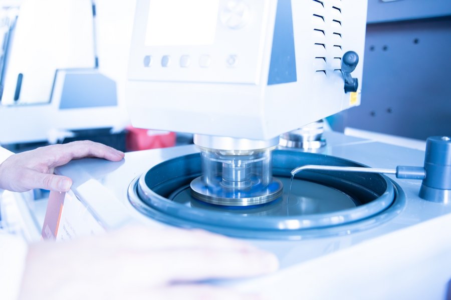 Schleifmaschine im Labor zur Mechanischen Probenvorbereitung.