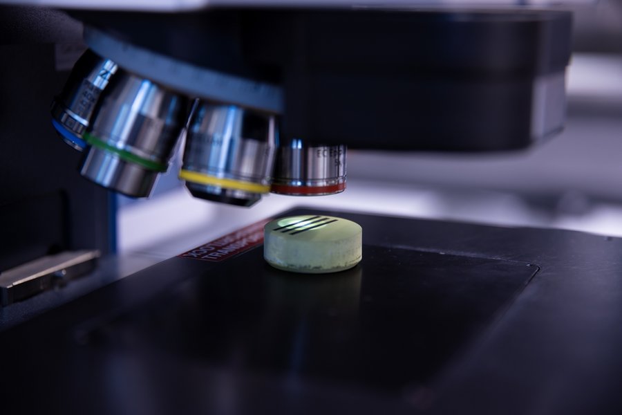 Analyse der Funktion und Eigenschaften der Oberfläche einer Schliffprobe unter dem Lichtmikroskop.