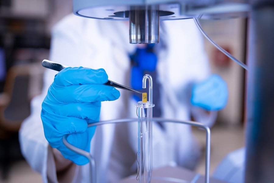 Positionieren einer Probe für die thermisch-mechanische Analyse (TMA) zur Untersuchung Expansion unter Temperatureinfluss.