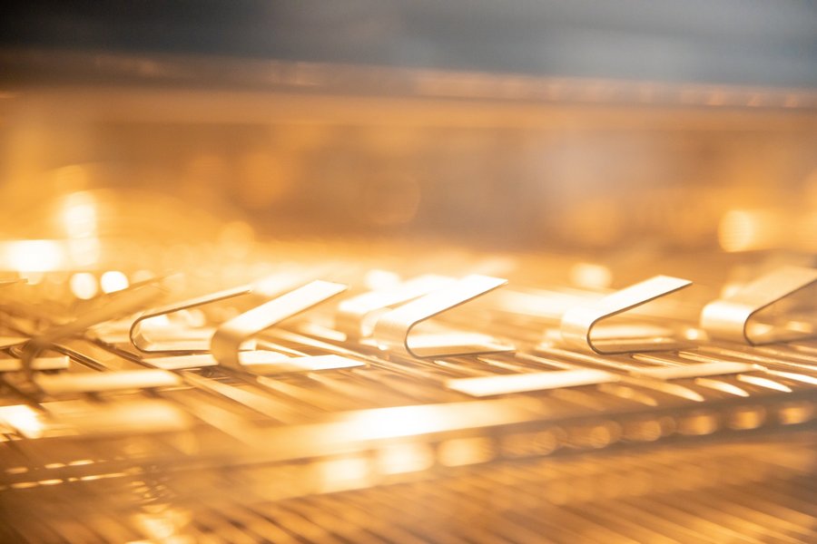 Simulation des Alterungsprozess von gefügten Hybridproben im Ofenraum.