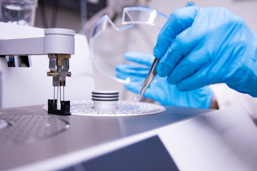 Einlegen eines DSC-Tiegels in den Autosampler.